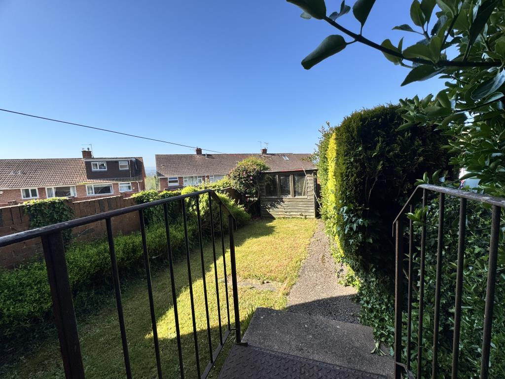 Lot: 76 - TWO-BEDROOM END-TERRACE HOUSE - Sunny rear garden